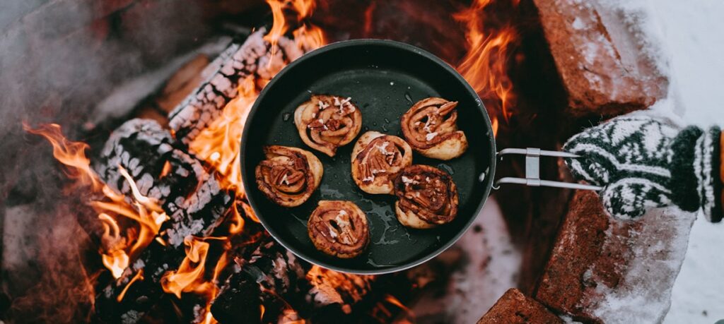 Baka goda kanelbullar gjorda på pizzadeg i ditt Trangiakök